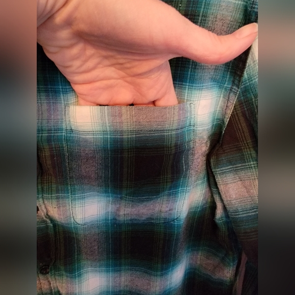Men's American Eagle soft Flannel, long-sleeved Button-down shirt. - Picture 4 of 5